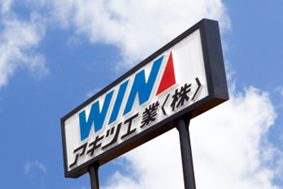 レーザー加工機を用いた作業風景